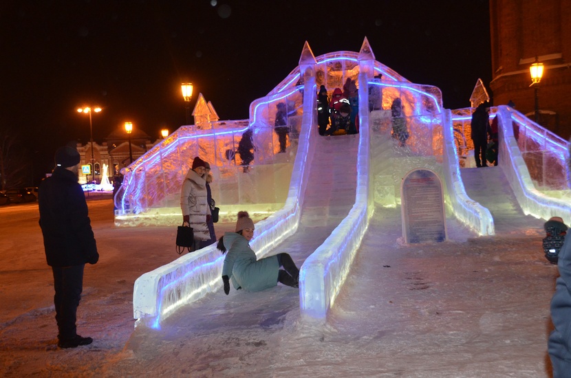 Ледовый городок. Ледяной городок. Ледяной городок в Москве 2013. Подсвеченные ледяные горки. Детские ледовые городки в Москве.