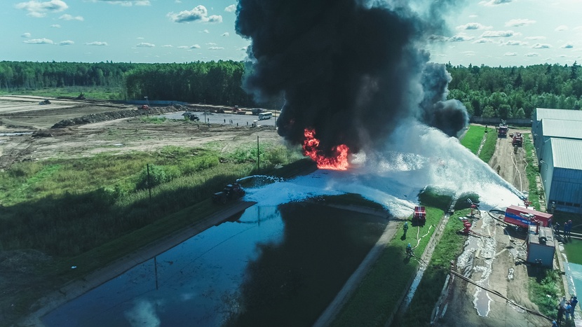 Пожар на газопроводе в хмао. Прорыв нефтепровода ХМАО. Авария на нефтепроводе. Аварии на трубопроводах нефти.
