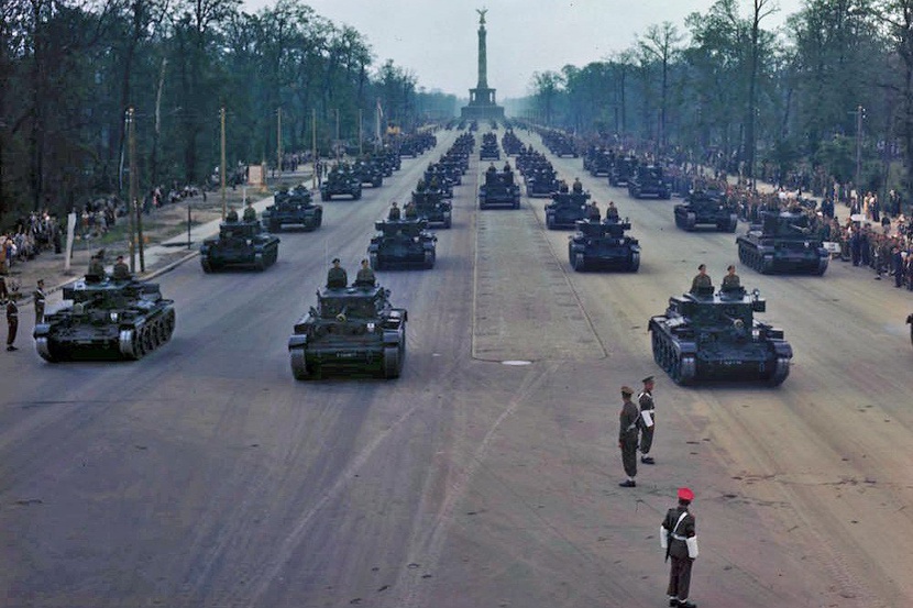 Парад 7 сентября. Парад 7 сентября. Парад победы в сентябре 1945 в берлине. Парад союзнических войск в берлине 1945 года. Парад победы союзных войск в берлине 7 сентября 1945 года.