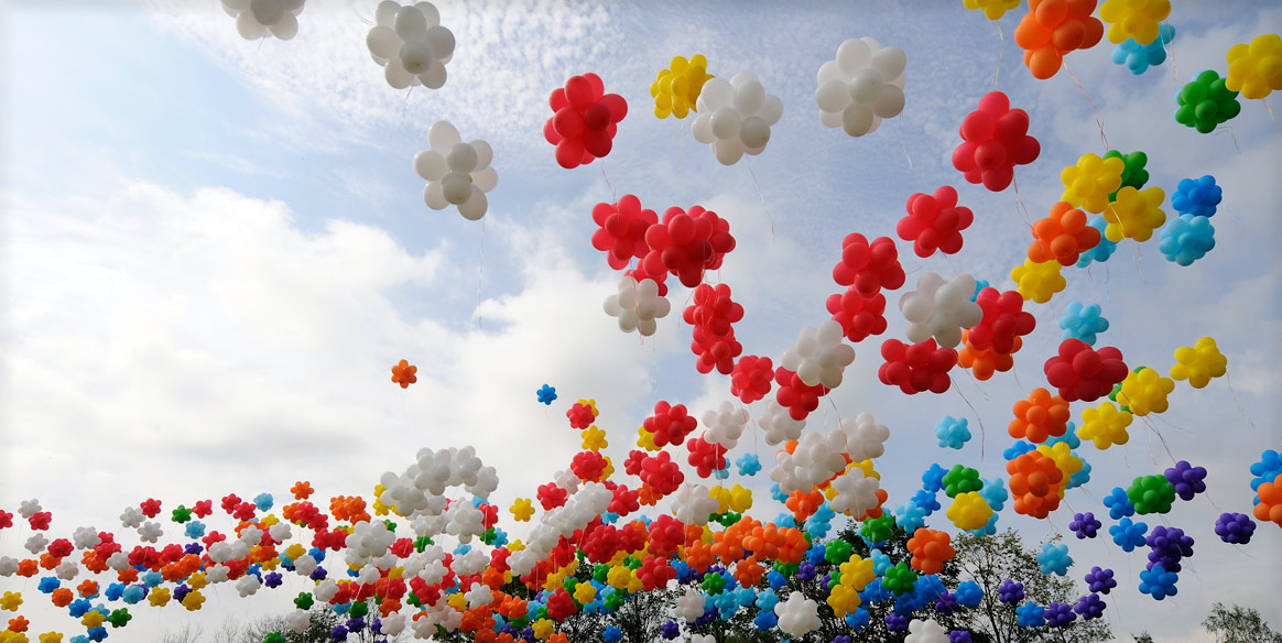 Выпуск воздушных шаров. Воздушные шары. Воздушные шары в небе. Шарики в небе. Разноцветные воздушные шары в небе.