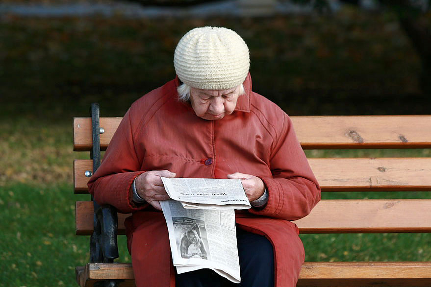 Пенсионерка читать. Чтение для пожилых. Бабушки на лавочке. Бабушки на скамейке. Пенсионеры с книгами.